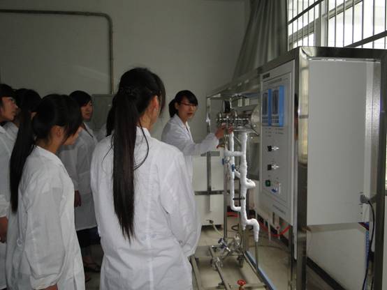 化学系学生做化工原理实验.JPG